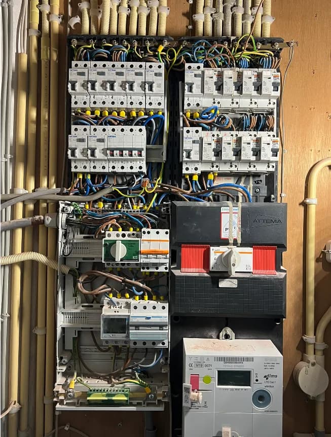 Open groepenkast tijdens het aansluiten, met de bedrading per groep naar de automaten